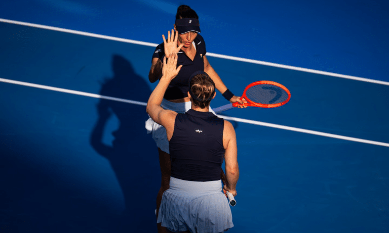 Luisa Stefani e a canadense Gabriela Dabrowski no Qatar Open - Foto: WTA