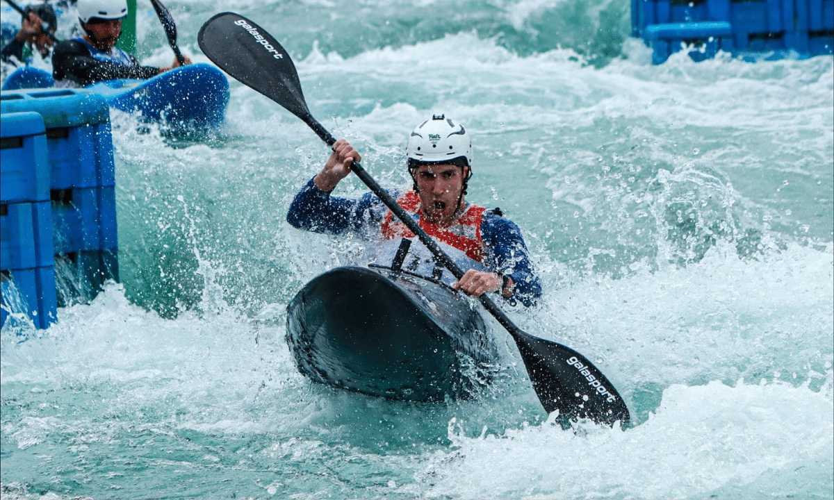 Murillo Sorgetz conquista prata e avança à semifinal no Kayak Cross