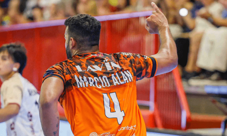 Márcio Alan fez três gols na vitória do Torrelavega pela Liga Espanhola por 35 a 28 (Foto: Instagram @bmtorrelavega)