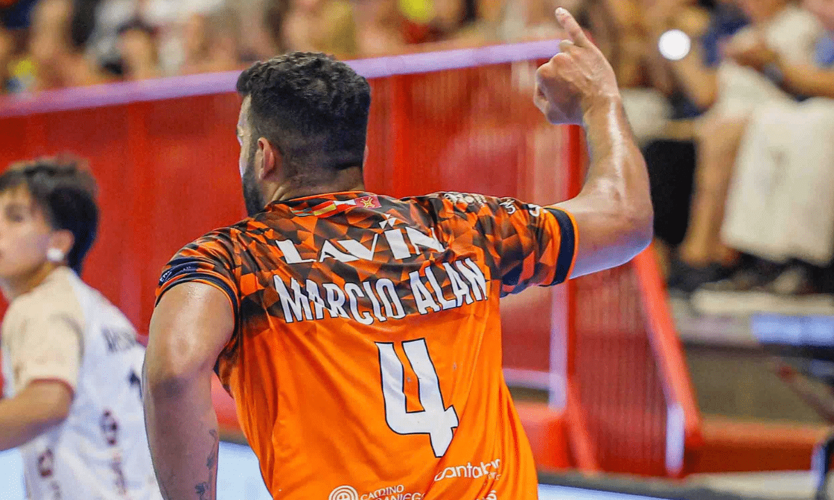 Márcio Alan fez três gols na vitória do Torrelavega pela Liga Espanhola por 35 a 28 (Foto: Instagram @bmtorrelavega)