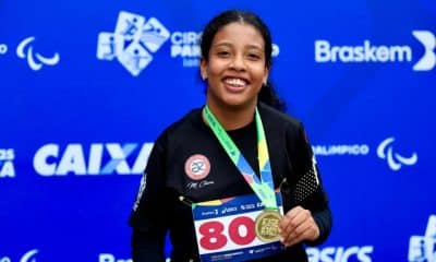 Na imagem, Maria Clara Araújo mostrando sua nova medalha dourada.