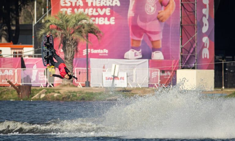 Na imagem, Mariana Nep fazendo uma manobra com seu wakeboard.