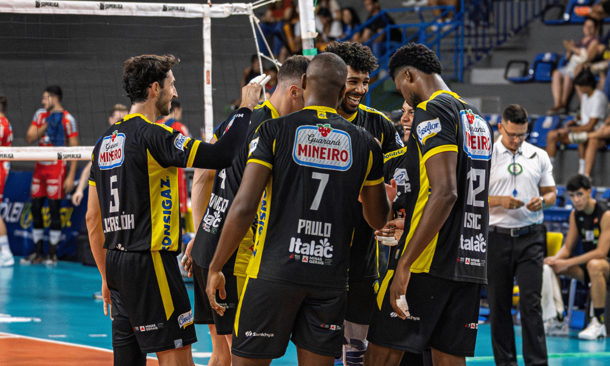 Praia Clube vira sobre o JF Vôlei em jogo de cinco sets pelo Mineiro