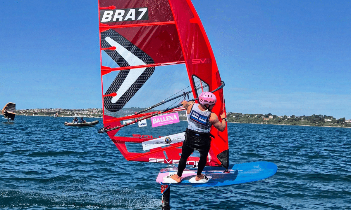 Mateus Isaac é o melhor brasileiro no Mundial de iQFOiL e ocupa o 20º lugar. Valentina Guimarães lidera Brasil no ILCA 6.