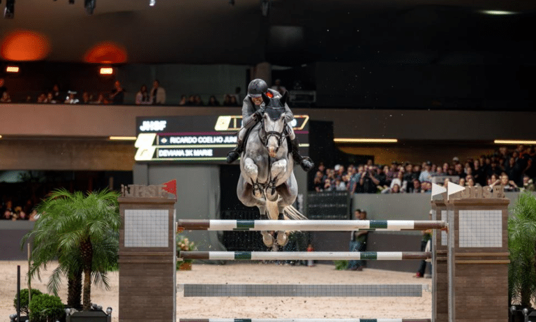 Ricardo Coelho Junior vence o GP Indoor de Hipismo em São Paulo