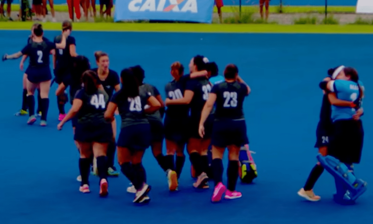 Após cinco anos, o time feminino do Rio Hockey comemora o título do Campeoanto Brasileiro de hóquei sobre a grama. (Foto: Reprodução/Youtube/Hóquei TV)