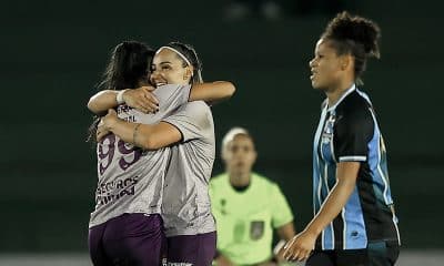 Na imagem, Crivelari comemorando o primeiro gol do São Paulo feminino contra o Grêmio.