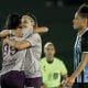 Na imagem, Crivelari comemorando o primeiro gol do São Paulo feminino contra o Grêmio.