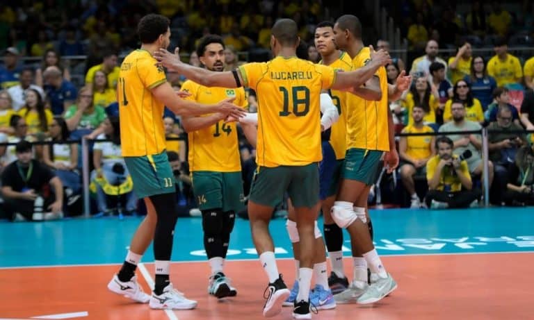 Seleção brasileira na partida contra a Venezuela pelo Pré-Olímpico Sul-Americano de Vôlei masculino