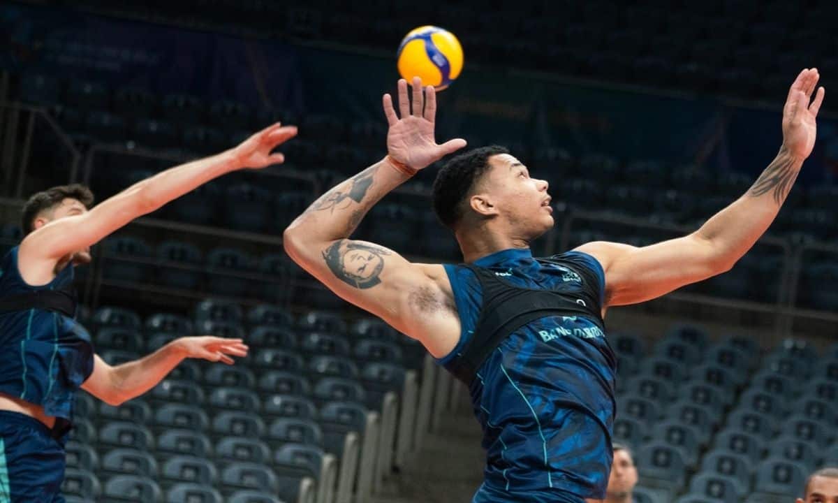Darlan no treino da seleção brasileira de vôlei masculino para o Pré-Olímpico Sul-Americano