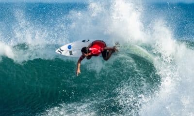 Na imagem, um dos surfistas brasileiros que avançaram de fase no Mundial Júnior.
