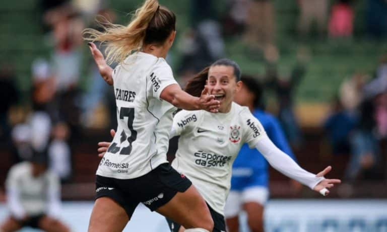 Tamires e Belén Aquino comemoram um dos gols da vitória de 3 a 1 sobre o Cruzeiro pelas quartas de final do Brasileirão feminino 2026
