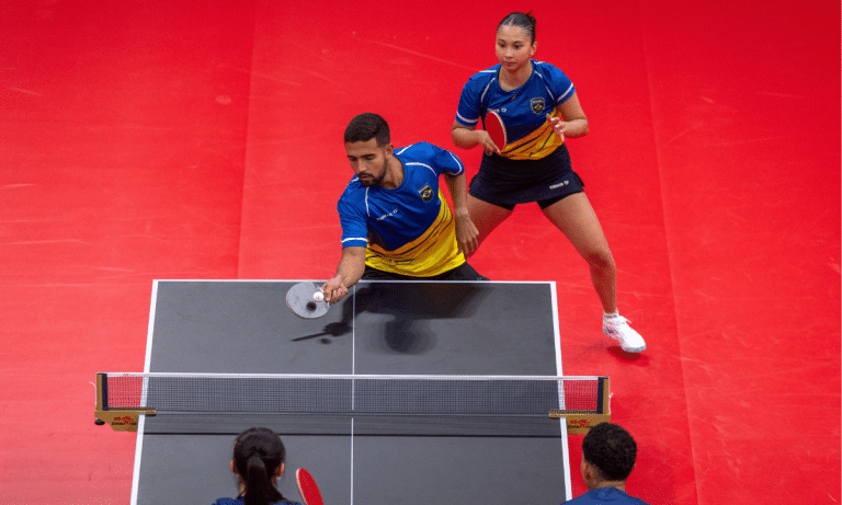 Guilherme Teodoro e Giulia Takahashi estão na semifinal dos Jogos Sul-Americanos de tênis de mesa (Foto: Jonne Roriz/COB)