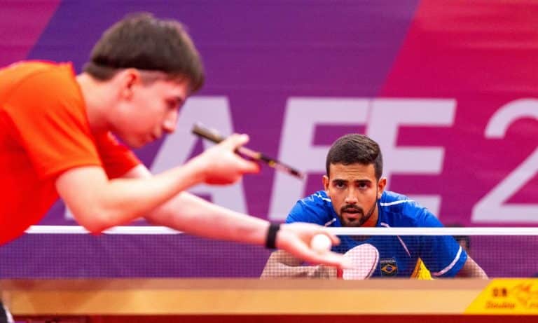 Brasil vence adversários na disputas de equipes do tênis de mesa, tanto no masculino como no feminino e lidera grupos em Santa Fé 2026