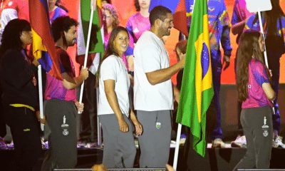 Vinícius Teixeira, do handebol, e Omira Maria, da canoagem slalom, carregaram a bandeira do Brasil na festa de encerramento (Foto: Alexandre Loureiro/COB)
