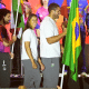 Vinícius Teixeira, do handebol, e Omira Maria, da canoagem slalom, carregaram a bandeira do Brasil na festa de encerramento (Foto: Alexandre Loureiro/COB)