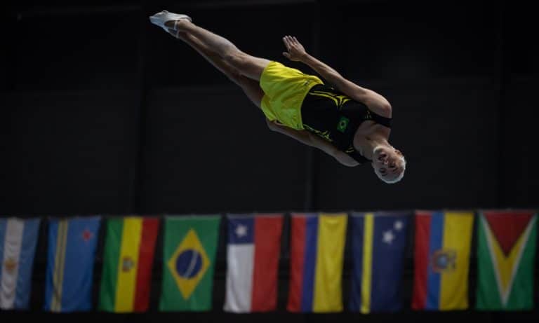 Vinícius Celestino conquistou a medalha de bronze no individual masculino na ginástica de trampolim nos Jogos Sul-Americanos