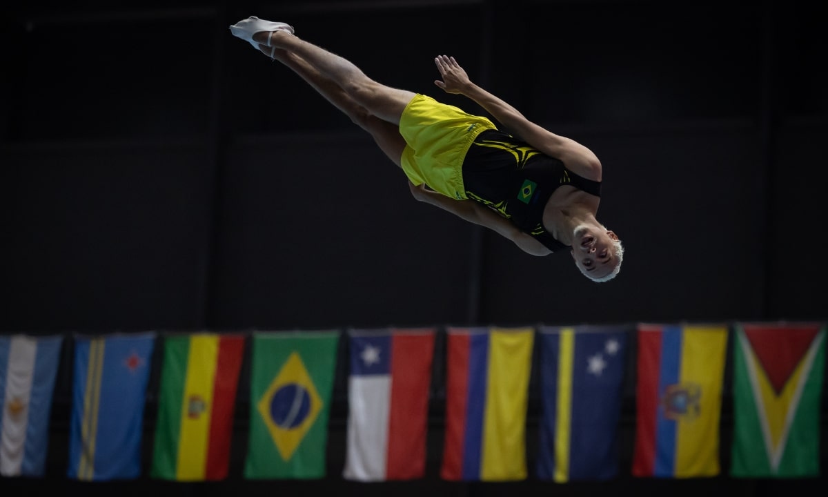 Vinícius Celestino conquistou a medalha de bronze no individual masculino na ginástica de trampolim nos Jogos Sul-Americanos