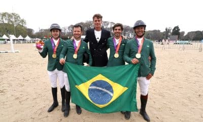 William Fox-Pitt posa com a equipe do hipismo completo, que conquistou o ouro nos Jogos Sul-Americanos