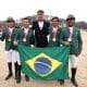 William Fox-Pitt posa com a equipe do hipismo completo, que conquistou o ouro nos Jogos Sul-Americanos