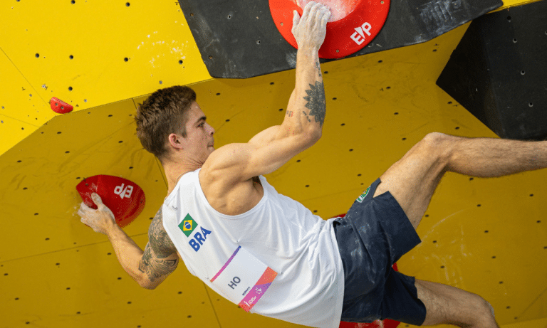 Felipe Ho compete no boulder da escalada nos Jogos Sul-Americanos Santa Fé-2026