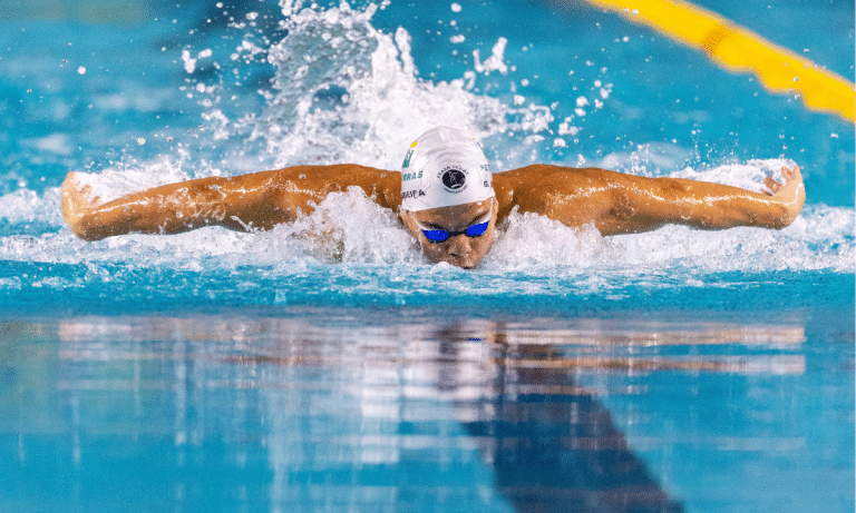 Gabriel Bandeira nada os 100m borboleta no circuito paralímpico de natação em São Paulo