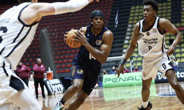 Georginho de Paula no jogo entre Mogi e Corinthians no Campeonato paulista de basquete