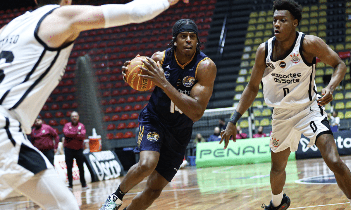Georginho de Paula no jogo entre Mogi e Corinthians no Campeonato paulista de basquete