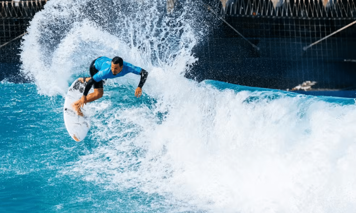 Italo Ferreira em Abu Dhabi — Foto: Max Physick/World Surf League