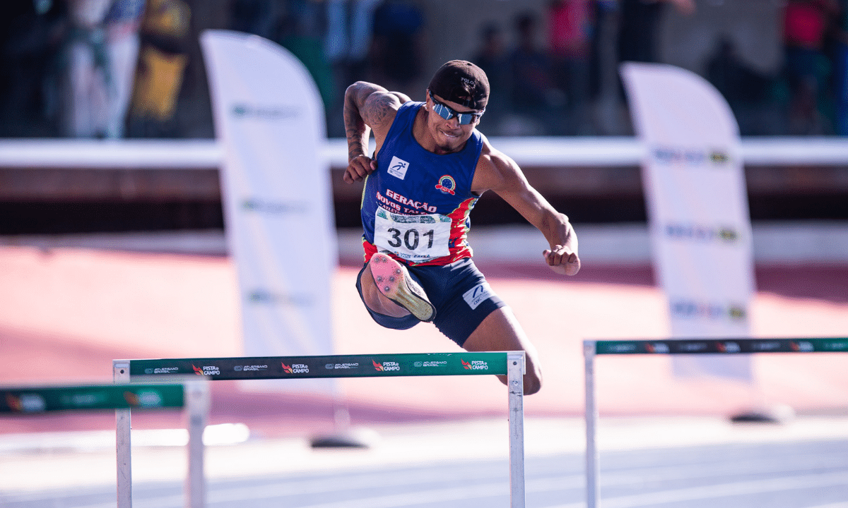 Kevin Aguero durante a prova em que quebrou o recorde sul-americano Sub-18 dos 400 m com barreiras. (Foto: Gustavo Alves/CBAt)