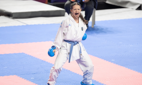 Aniversariante do dia, Leticia Kato leva o bronze no caratê em Santa Fé-2026