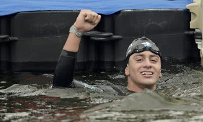 matheus melecchi comemora a medalha de ouro nos jogos sul-americanos santa fé-2026 na maratona aquática