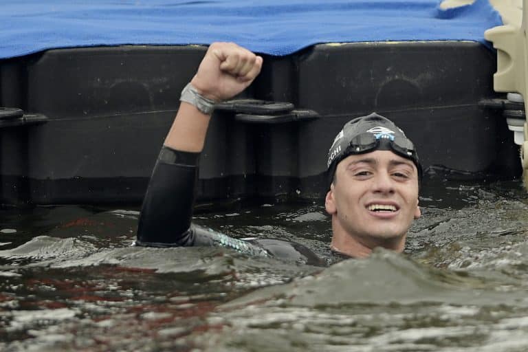 matheus melecchi comemora a medalha de ouro nos jogos sul-americanos santa fé-2026 na maratona aquática