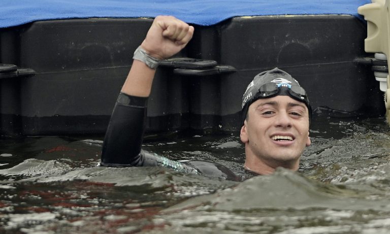 matheus melecchi comemora a medalha de ouro nos jogos sul-americanos santa fé-2026 na maratona aquática