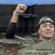 matheus melecchi comemora a medalha de ouro nos jogos sul-americanos santa fé-2026 na maratona aquática