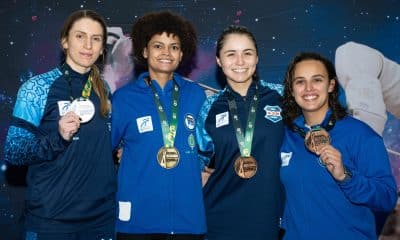 Mariana Pistoia (GNU), Ana Beatriz Bulcão (Pinheiros), Giovana Bonetti (GNU) e Gabriella Vianna (Pinheiros) no pódio do florete feminino do Torneio Nacional Cidade de São Paulo (Foto: CBEsgrima)