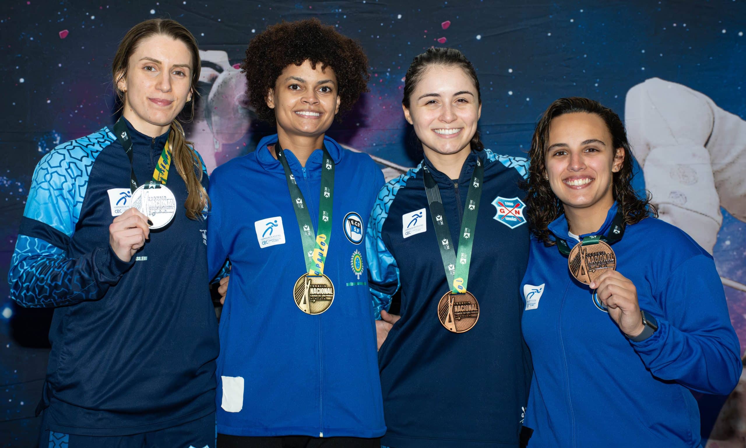Mariana Pistoia (GNU), Ana Beatriz Bulcão (Pinheiros), Giovana Bonetti (GNU) e Gabriella Vianna (Pinheiros) no pódio do florete feminino do Torneio Nacional Cidade de São Paulo (Foto: CBEsgrima)