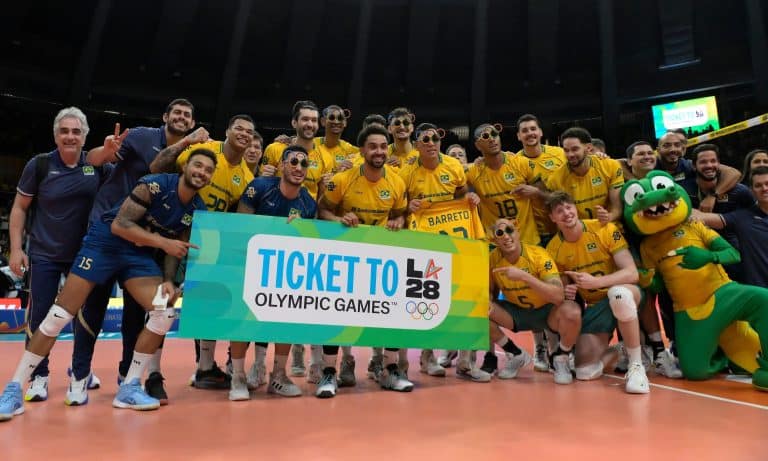 Seleção masculina de vôlei com a vaga olímpica para Los Angeles-2028 (Foto: Dhavid Normando/Fotoclic/CBV)