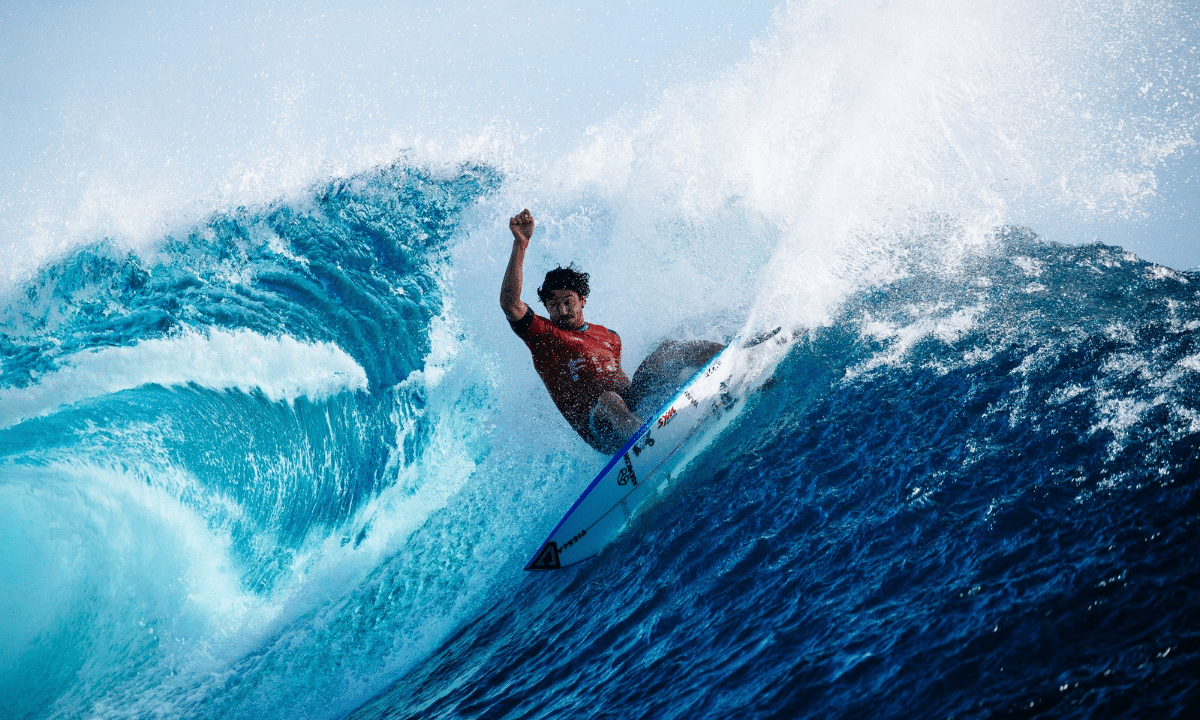 Yago Dora e Gabriel Medina venceram suas baterias e avançaram às semifinais do Fiji Pro, oitava etapa do Circuito Mundial da WSL.
