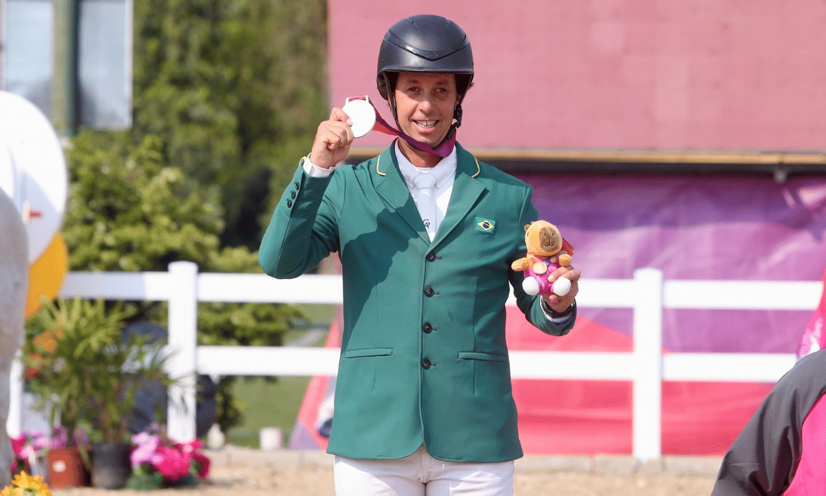 José Luiz Guimarães zerou os dois percursos da final e conquistou a prata no hipismo saltos dos Jogos Sul-Americanos Santa Fé-2026.